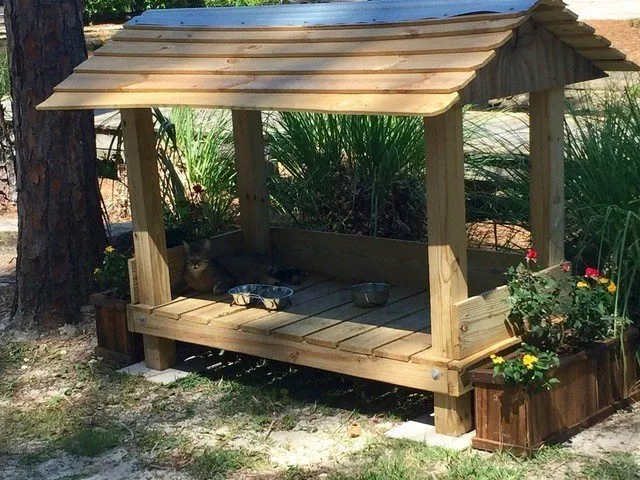 Furniture for outdoor feeding station for cats